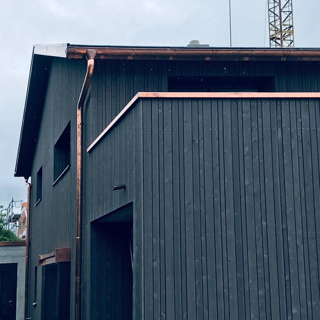 Gebäude mit hochwertiger Kupferdachrinne und Holzfassade – Meisterbetrieb Flaschnerei Wenk