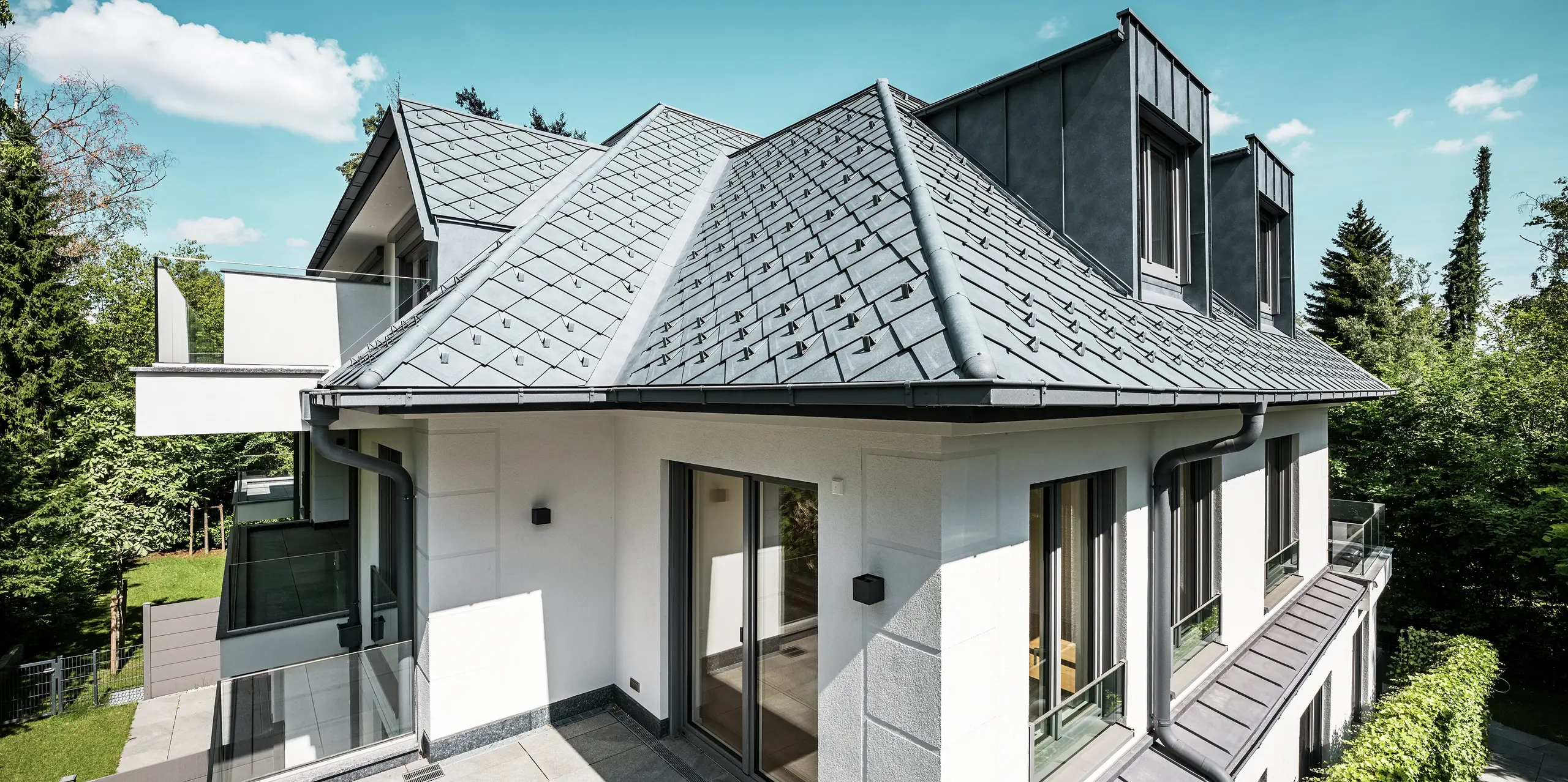 PREFA-Dach mit hochwertig verkleideten Flachdachgauben