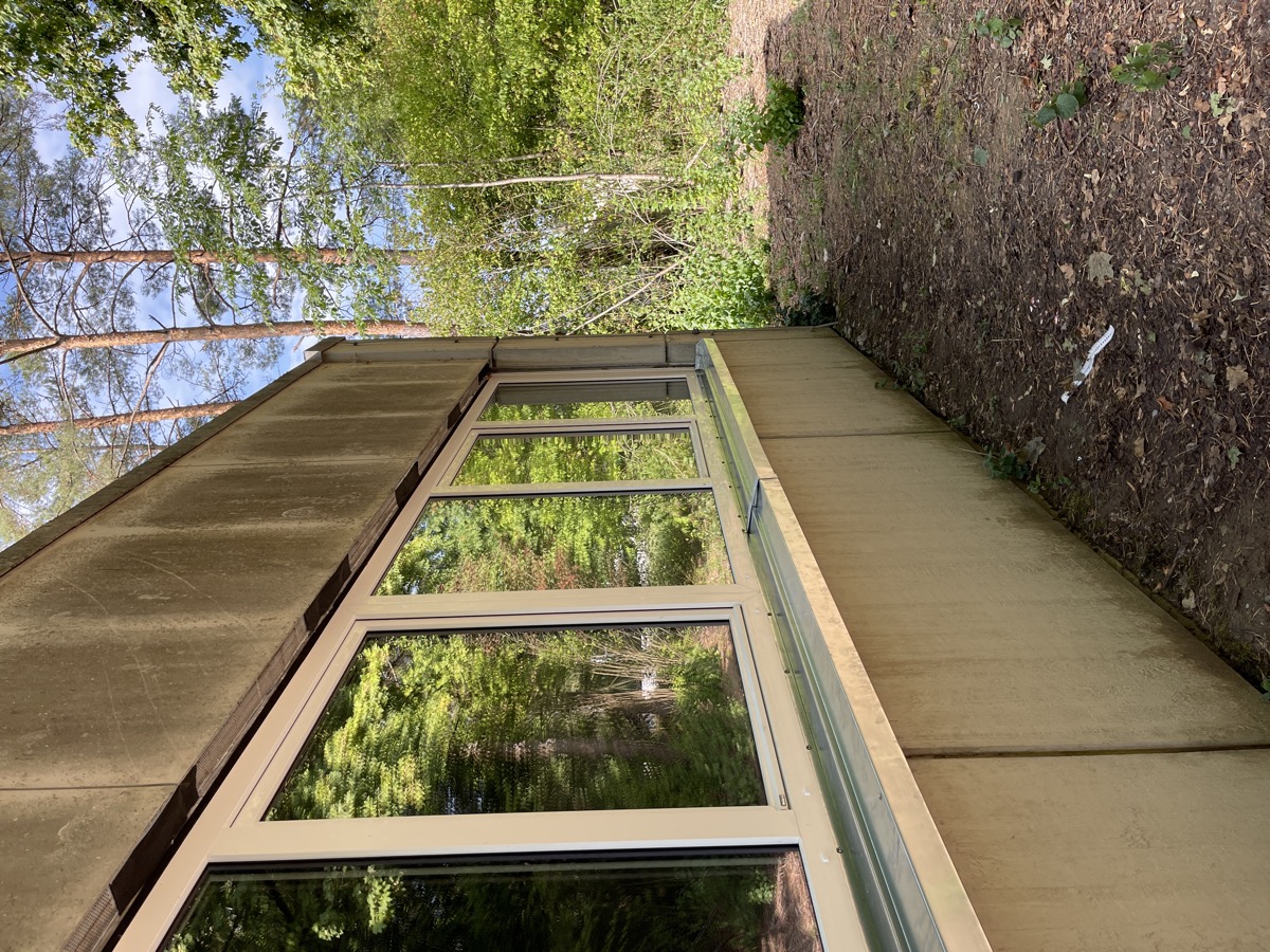 Eigene Flaschnerarbeit: maßgefertigte Fensterbleche an einem Gebäude